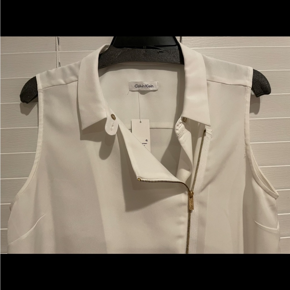 Brand New With Tags Ladies Calvin Klein Sleeveless Side Zip Blouse. Size Large